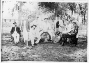 Argentinien. Der Mechaniker Ernst Otto Gerhardt im Kreise seiner Arbeitskollegen (wohl anläßlich einer Feier)
