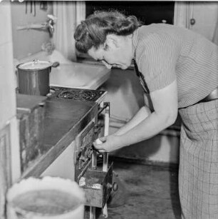 Mutti : Portrait der Ehefrau des Fotografen, Helene Heine, in der Küche beim Kochen