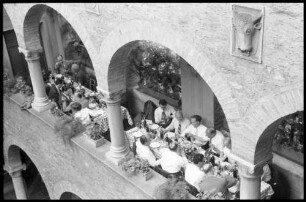 Bellinzona: Mittagstafel von oben, mit Bogen der Arkaden