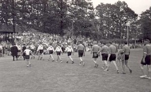 Sportfest "Das grosse Spiel" am 13.07.1957. Aufstellung der Mannschaften zum Tauziehen. Detmold. Lagesche Str. Papierabzug