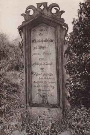 Friedhof. Grabschilder aus Kiefernholz