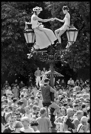 Love Parade - Zwei Menschen auf einer Laterne
