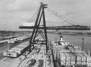 Bremerhaven: Containerschiff am Kai