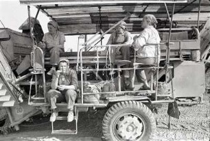 Pause auf der Kombine : Eine Kombine ist eine Landmaschine. Diese Bezeichnung wurde besonders in der DDR verwendet. Sie beinhaltete mehrerer Arbeitsgänge wie Mähen (Abschneiden des Getreides) und Dreschen (Ausschlagen der Körner aus dem Getreide) in einer Maschine