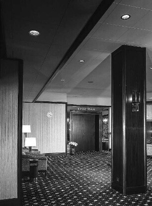 Wandvertäfelung mit Zugang zum Bankettsaal : Dresden-Neustadt, Große Meißner Straße 15. Hotel Bellevue (erbaut 1982-1985; Kajima Corporation Tokio, T. Inoue). Wandvertäfelung mit Zugang zum Bankettsaal (1985; VEB Möbelkombinat Berlin , VEB Innenprojekt Halle)