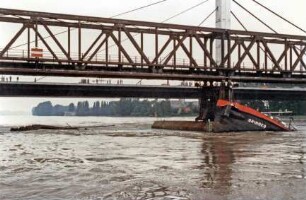 Schiffshavarie vor Brücke Karlsruhe-Maxau