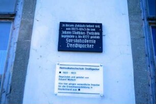 Jagdschloß; Inschrifttafel: Hinweis auf Forstakademie 1803-43 und Heimvolkshochschule 1920-33, die hier untergebracht waren