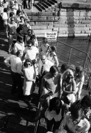 26. Tagung 1976 Physiker; Aufbruch zur Mainau: Gruppen auf Steg