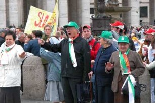 Gläubige bei der Papst-Audienz auf dem Petersplatz in Rom, 2004