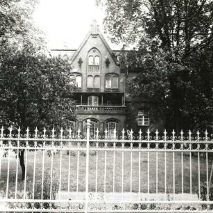 Cottbus, Ewald-Haase-Straße 12. Villa der Tuchfabrik Grovermann (Kindergarten) (wohl 1912). Straßenansicht über die Einfriedung