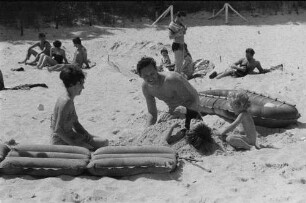 Ostsee-Urlauber am Strand