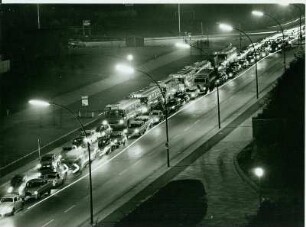 Hamburg-Altona bei Nacht. Verkehrsstau auf der Königstraße. Die Fahrzeuge stehen dicht an dicht