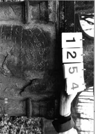 Grabstein 1254 (Index: 99903174) Material: Sandstein Zustand: teilweise stark verwittert Maße HxBxT: 154x75x8 cm: Grabstein 1254 (Detailaufnahme 1)