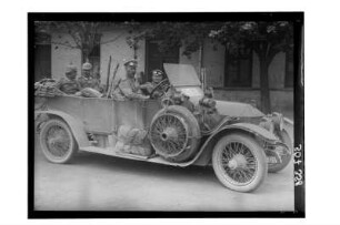 Soldaten im Automobil : "1. Weltkrieg. Automobil mit Soldaten mit der Kennzeichnung ""Eis.353"", 1916"