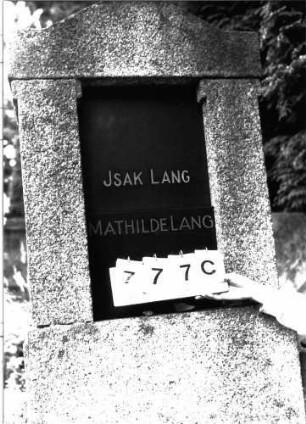 Grabstein 777 (Index: 100099487) Maße HxBxT: 198x82x25 cm Besonderheit: kulturhistorisch wertvoll / hist.-wiss. Gr. (Gem.-stellg. Isak); - Doppelgrab f. Eheleute mit Gedenktafel f. Tochter Betty: Grabstein 777C