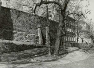Stadtbefestigung mit Strebepfeilern