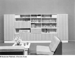 Anbauwand : Wohnzimmermöbel (1972; Möbelkombinat Nord (MKN)). Ansicht mit Sitzgruppe vor Anbauwand