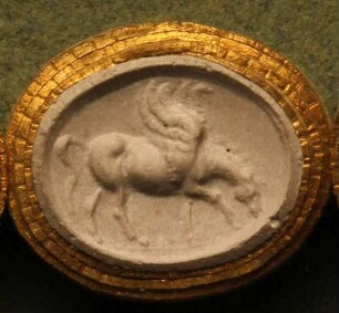 Pegasus legt mit dem Huf die Quelle der Hippokrene frei (Daktyliothek, Erstes Mythologisches Tausend)