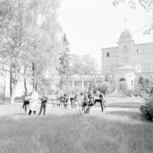 Garten der Orthopädischen Klinik Birkenwerder mit angeschlossener Oberschule für Körperbehinderte