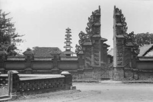 Eingang zum Tempelbezirk : Blick von einer Dorfstraße auf den Eingang der Tempelanlage