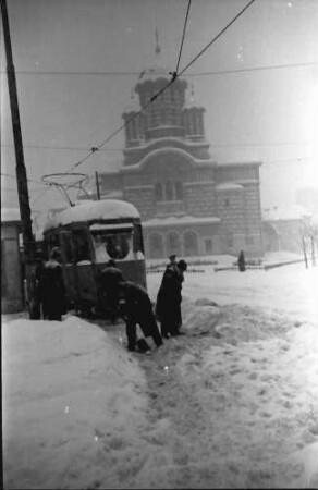 Bukarest: Tram im Schnee vor Sf. Elefterie