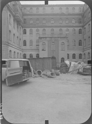 Dresden-Neustadt, Weintraubenstraße 3. EOS (Erweiterte Oberschule) "Romain Roland" (1914-1915; H. Erlwein). Hoffront (Teilansicht)