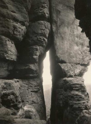 Elbsandsteingebirge. Schrammsteingebiet. Osterkapelle (Klufthöhle)