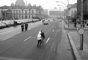 Berlin: Ost; Unter den Linden mit Zeughaus und Fußgänger
