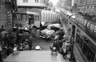 Verkehrsunfall mit Todesfolge zwischen einem PKW und einer Straßenbahn in der Karlstraße in Höhe der Gartenstraße.
