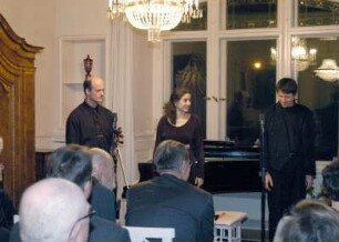 Soiree "Bertrand Roth und sein Dresdener-Musiksalon", die am 11. Januar 2004 in Roths schweizerischem Geburtsort Degersheim (Kanton St. Gallen) Premiere hatte; Stefan Eder (Pianist), Franziska Dillner (Mezzosopranistin), Matthias Lorenz (Cellist)