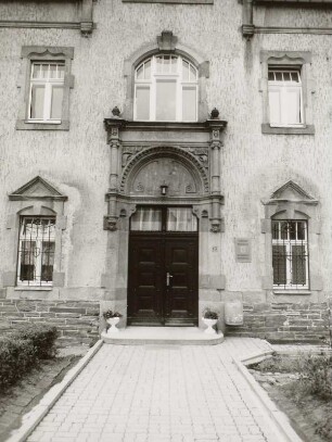 Gymnasium und Musikschule, Markneukirchen : Markneukirchen (Vogtlandkreis), ehemaliges Amtsgericht (1901/02; Gymnasium und Musikschule), Johann-Sebastian-Bach-Straße 13/ Ecke Gartenstraße, Portal und Fenster (Erdgeschoss und 1. Obergeschoss)