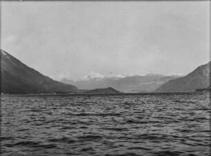 Bergpanorama : Blick auf eine Bergkette, davor ein See