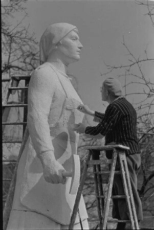 Der Bildhauer Walter Reinhold bei der Arbeit am Originalmodell der Trümmerfrau (Bronzeguß war für den Rathausplatz in Dresden bestimmt)