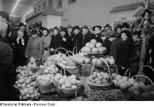 Besucher vor einem Messestand mit Obst im Ausstellungspavillon von China