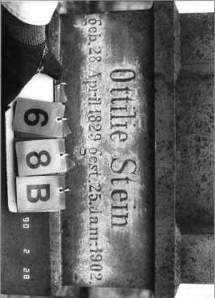 Grabstein 68 (Index: 100114873) Material: Sandstein und ? Zustand: sehr gut Maße HxBxT: 255x67x29 cm Beschreibung: Ädikula mit gestuftem Sockel auf Rustikasockel, eingezogener Spitzgiebel mit Akroter und Voluten, eingesetzte Texttafel: Grabstein 68B