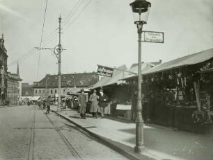 Freiberg, Bahnhofstraße, Straßenbahnhaltestelle und Verkaufsstände, um 1910