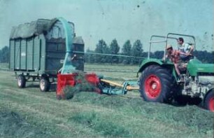 Fotografie: Erntetechnik, Feldhäcksler gezogen, Trommelfeldhäcksler, Anwelksilage