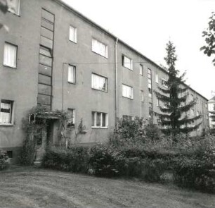 Dresden-Trachau. Wohnsiedlung der Gewobag (1928/um 1935; H. Richter). Wohnhaus, Aachener Straße 21 b/23. Straßenansicht mit Vorgärten