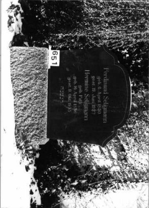 Grabstein 651 (Index: 100091350) Material: Granit Zustand: gut Maße HxBxT: 116x99x19 cm Beschreibung: aufgesockelte Stele mit rund eingezogenem Rundbogenabschluß: Grabstein 651