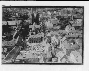 Goslar, Markt mit Rathaus, Kirche