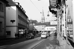 Emmendingen: Hauptstraße mit Kirchturm und Spiegelung