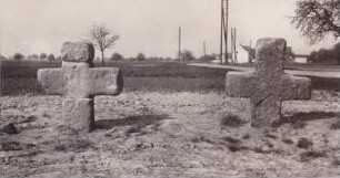 westlicher Ortsausgang, Straße nach Rödersheim. 2 Sühnenkreuze. Heute versetzt an die Straßenecke. da der Feldweg zu einer Siedlung geworden ist