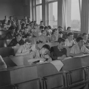 Freiberg. Bergakademie, Studenten in einem Vorlesungsraum