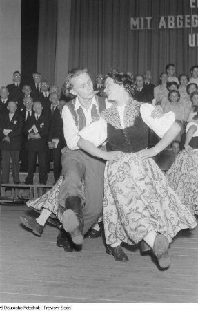 Tanzdarbietung der Volkstanzgruppe