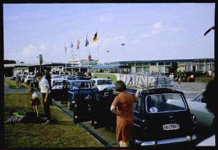 Kiel: Autoreihe, vor dem Oslo-Kai [Norwegenkai]