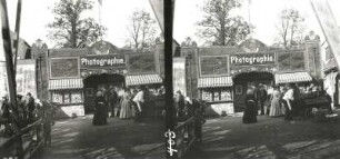 Pfingstschießen : Seifhennersdorf (obersorbisch Wodowe Hendrichecy). Pfingstschießen im Kretschamhof, Schaubude eines Fotografen
