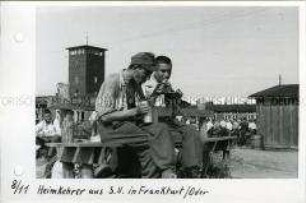 Heimkehrer aus der Sowjetunion beim Essen im Lager Gronenfelde bei Frankfurt/Oder