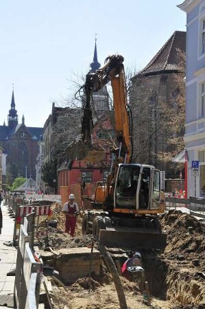 Stralsund - Tiefbauarbeiten : Tiefbauarbeiten in der Altstadt vor der Marienkirche. Aufgenommen am 21. April 2011 in Stralsund