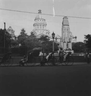 Durban Townhall : Das Rathaus von Durban mit Rikschas davor.