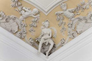 Decke des Gartenkabinetts — Die vier Jahreszeiten — Sommer: Weibliche Eckfigur mit Ähren und Satyrn